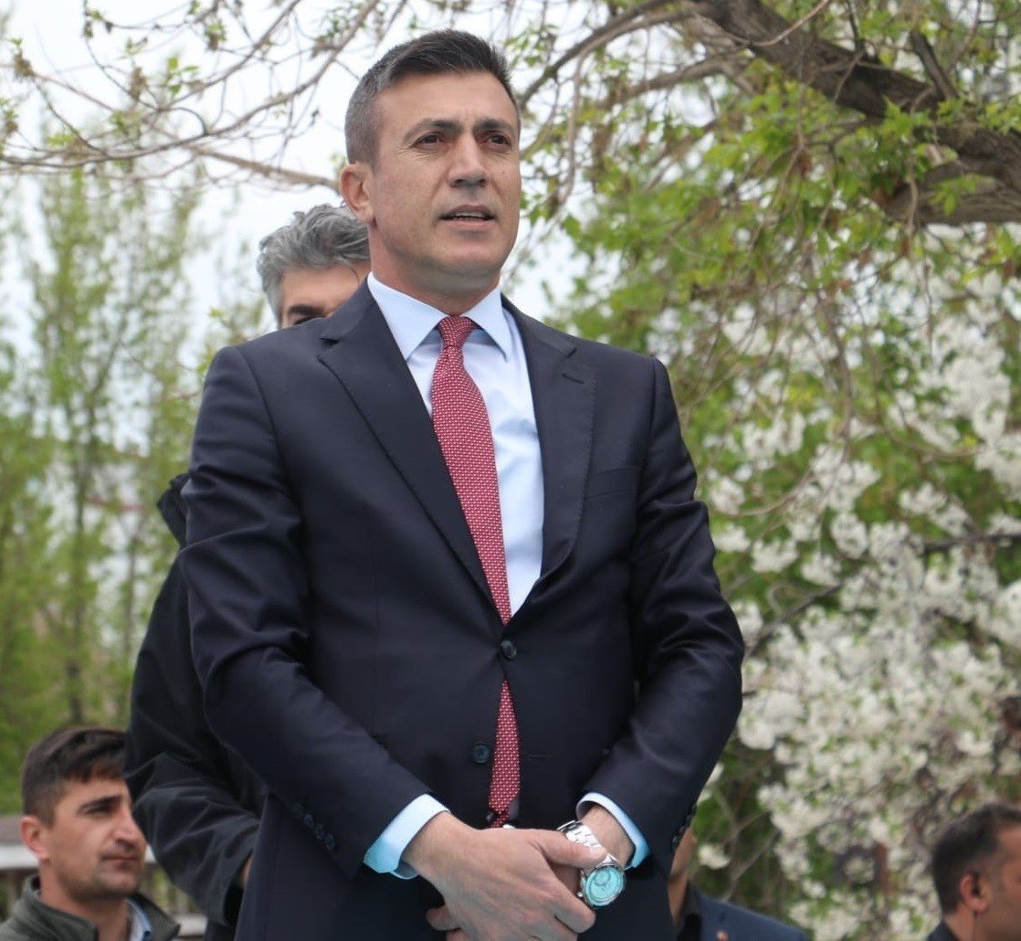 Hınıs Belediye Başkanı Erdoğan Eren gözyaşı ve dualarla uğurlandı