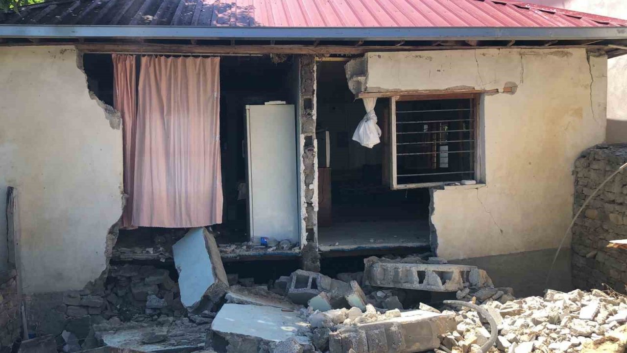 5.5’lik deprem bu köye büyük hasar verdi