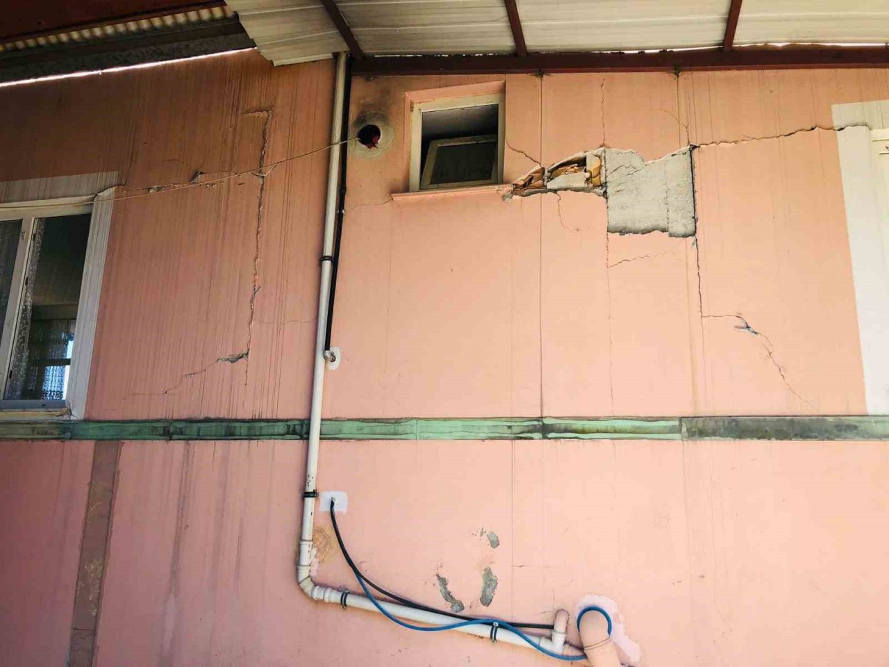 5.5’lik deprem bu köye büyük hasar verdi