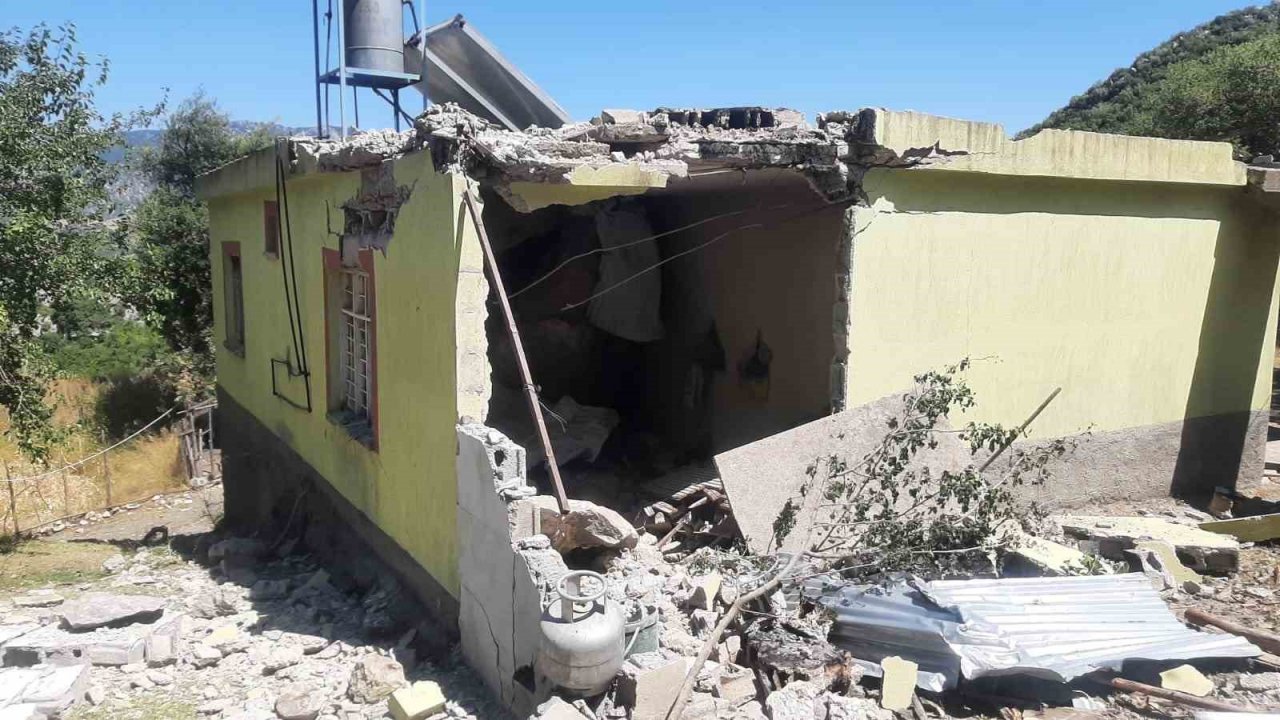 Depremde dağdan kopan devasa kaya evin içine girdi