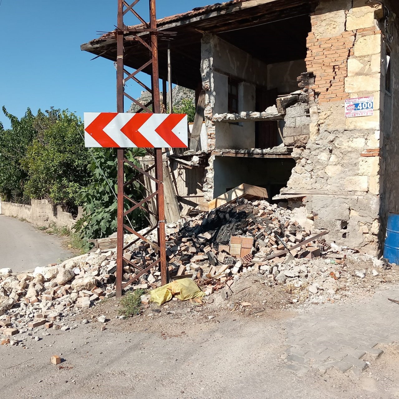 Depremin yıktığı duvar güvenlik kamerasında