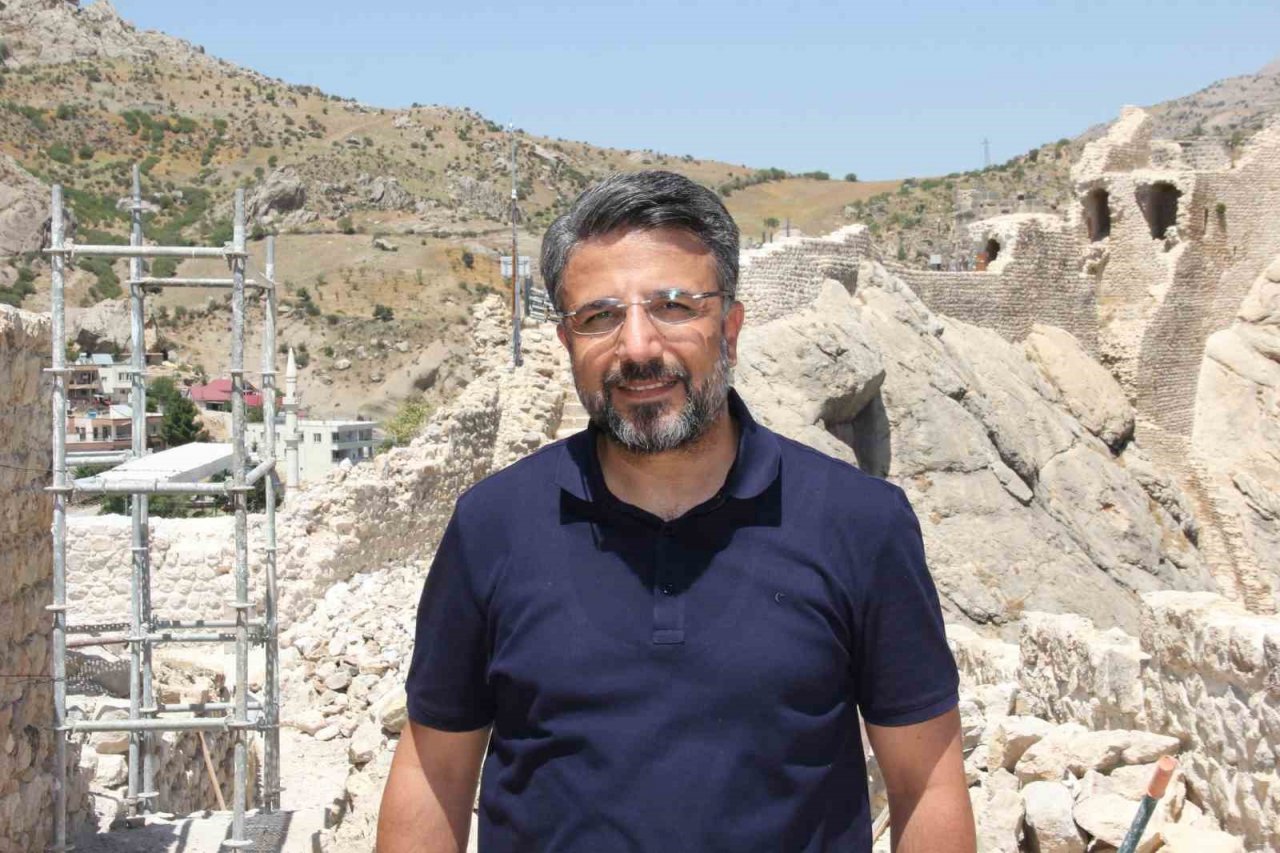 Depremde hasar gören Yeni Kale’de restorasyon başladı