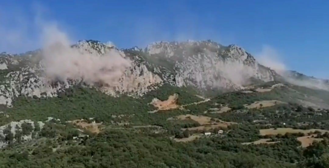 Deprem anında dağlardan dev kayalar koptu