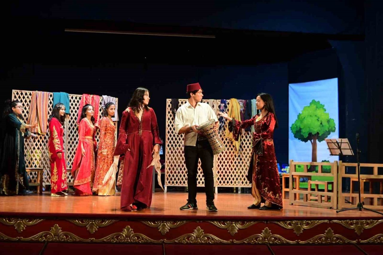 Mamak’ta “Geçmiş Zaman Olur Ki” tiyatro oyunu sahnelendi