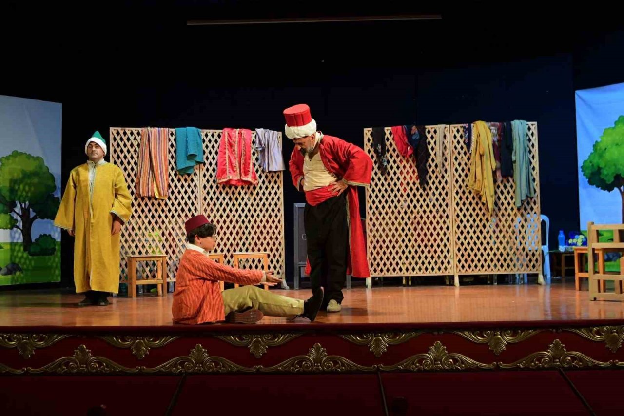 Mamak’ta “Geçmiş Zaman Olur Ki” tiyatro oyunu sahnelendi