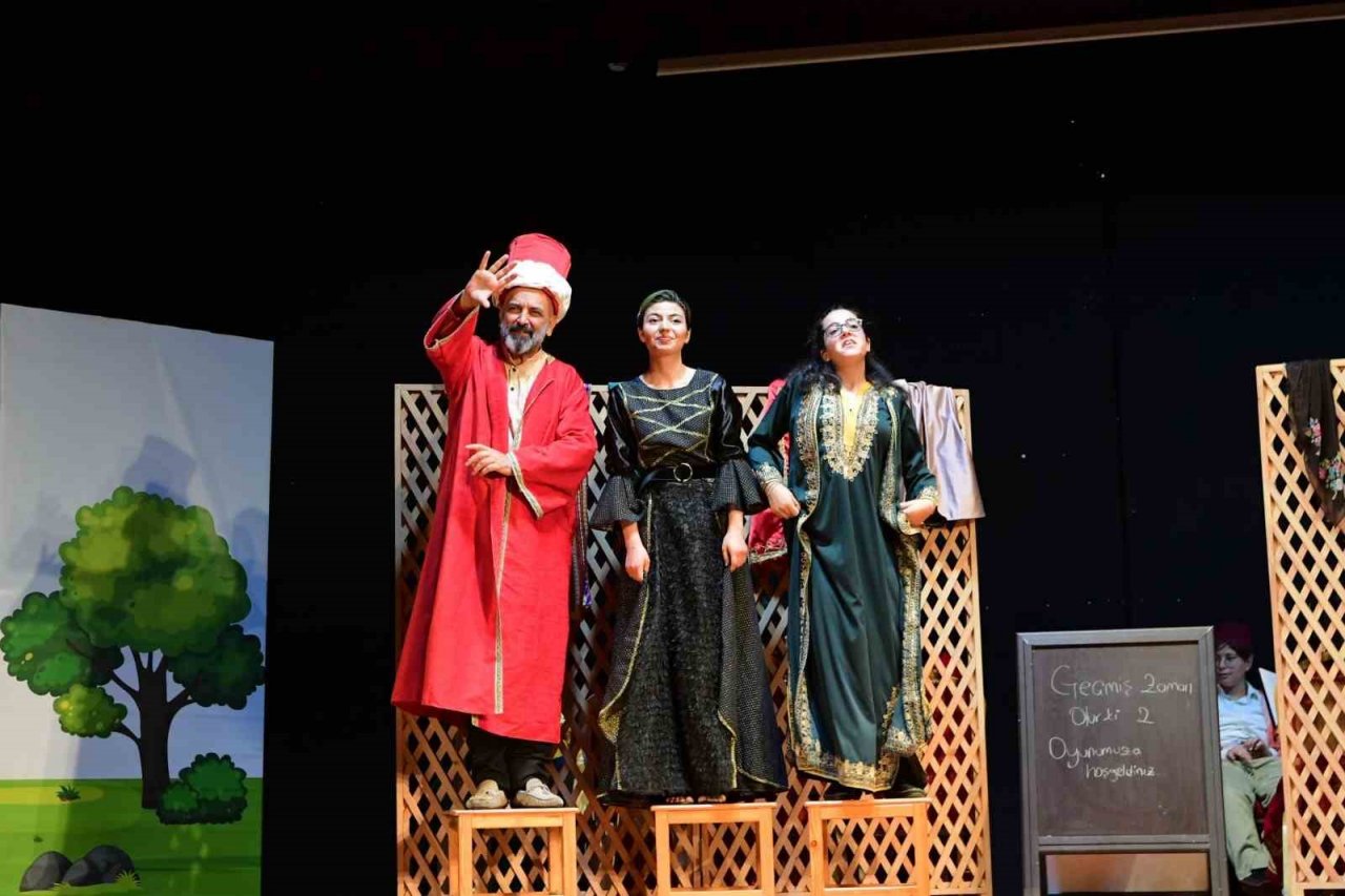 Mamak’ta “Geçmiş Zaman Olur Ki” tiyatro oyunu sahnelendi