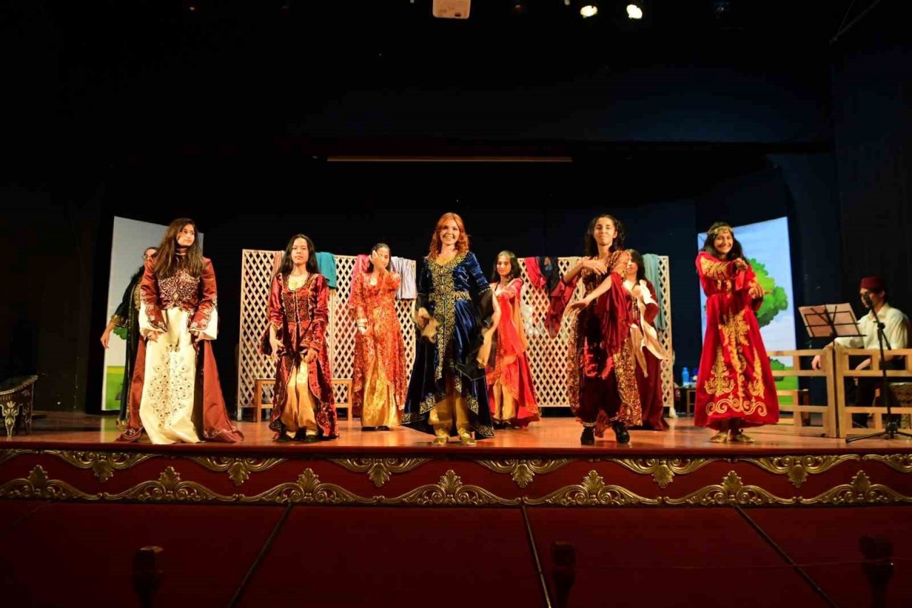 Mamak’ta “Geçmiş Zaman Olur Ki” tiyatro oyunu sahnelendi