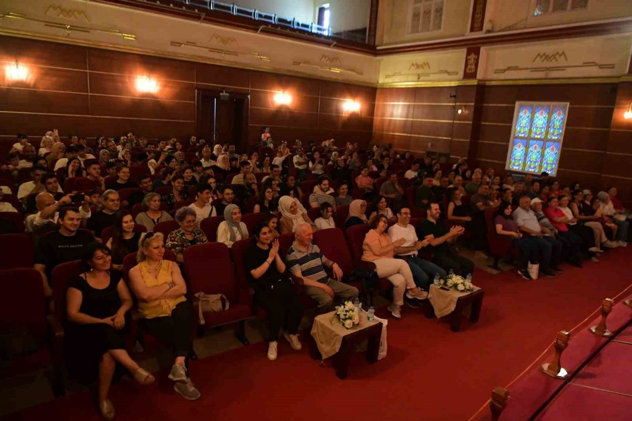 Mamak’ta “Geçmiş Zaman Olur Ki” tiyatro oyunu sahnelendi