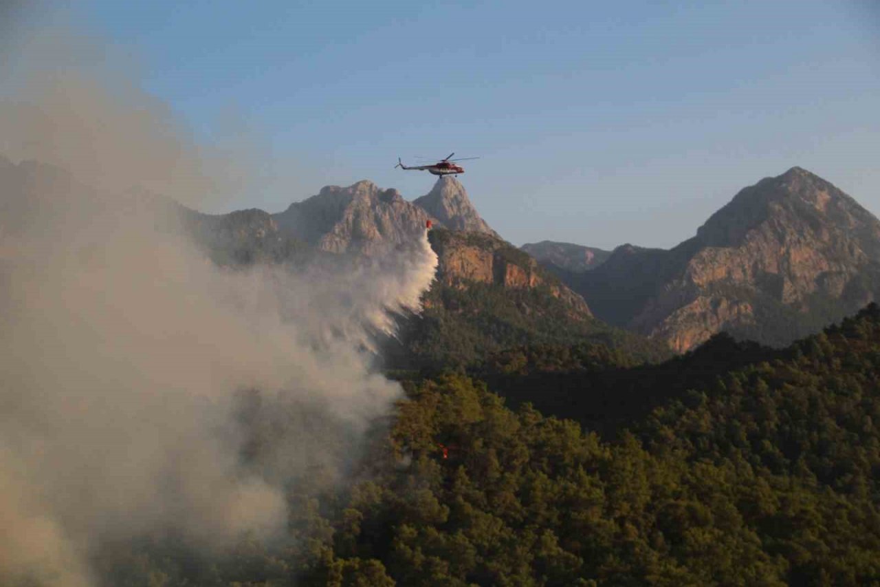 Turizm merkezi Kemer’deki orman yangınına havadan müdahale başladı