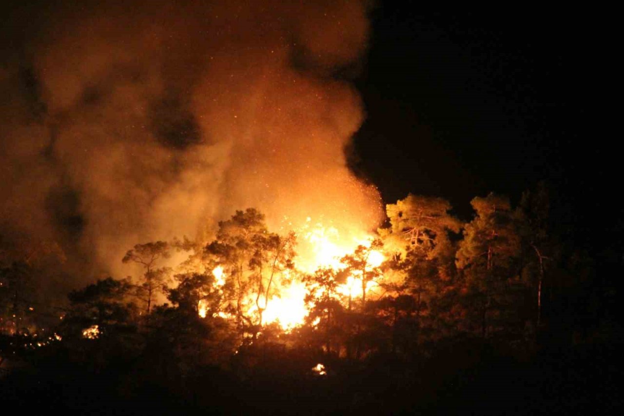 Turizm merkezi Kemer’deki orman yangınına havadan müdahale başladı