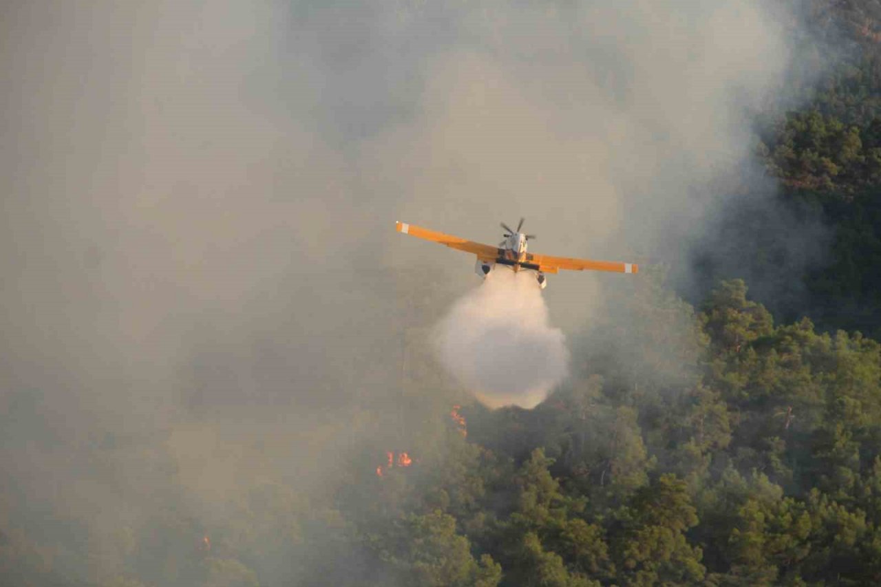 Turizm merkezi Kemer’deki orman yangınına havadan müdahale başladı