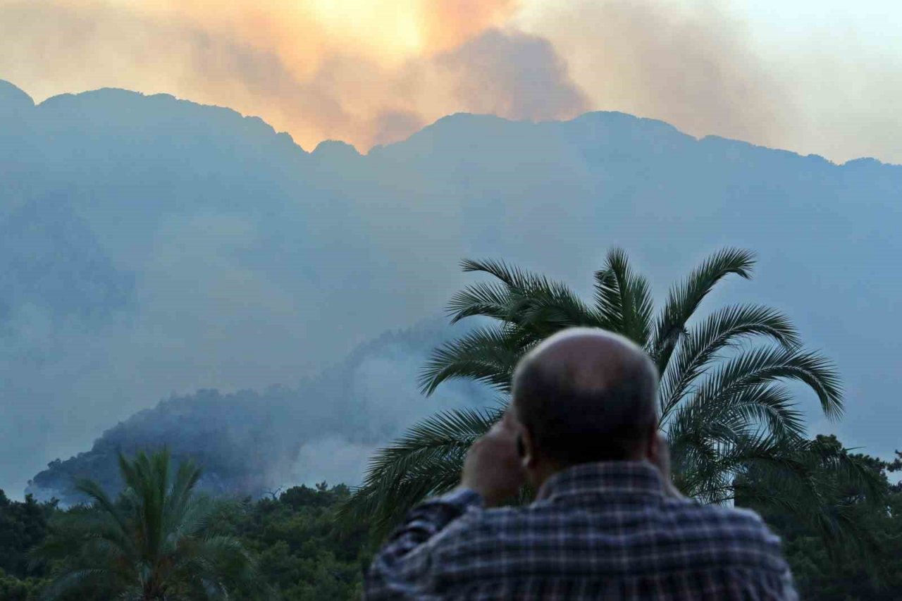 Kemer’deki orman yangını 24 saattir devam ediyor