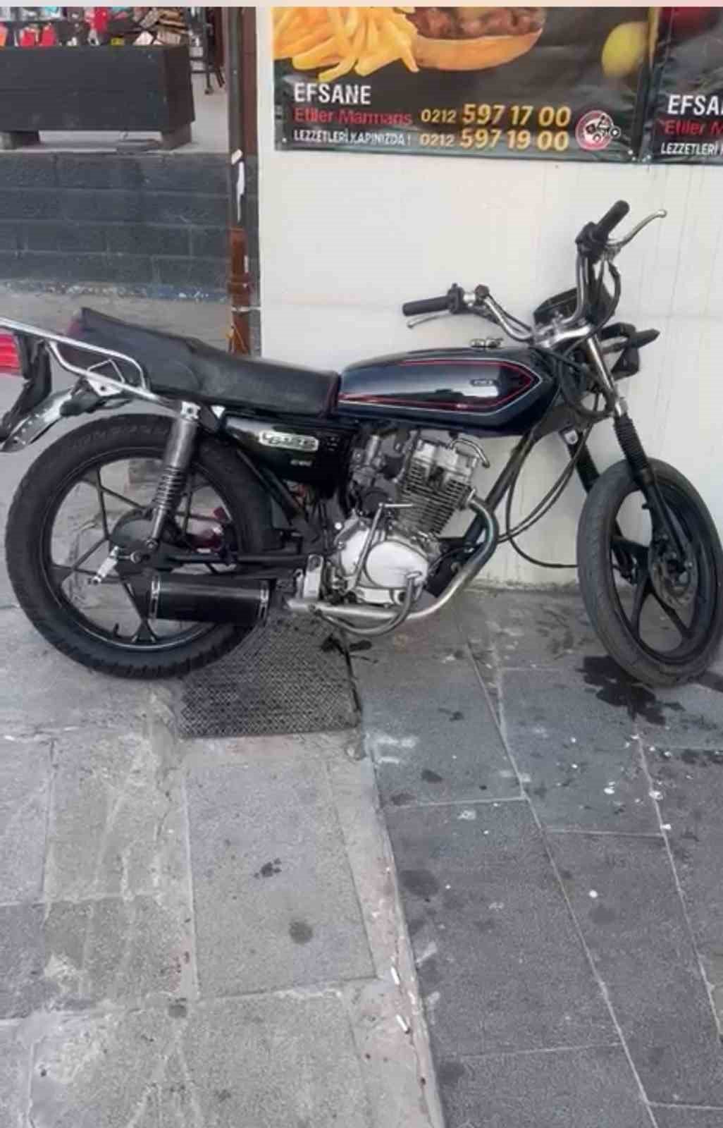 Otoyolda plakasız motosiklet ile yatarak seyahat eden sürücüye ceza yağdı