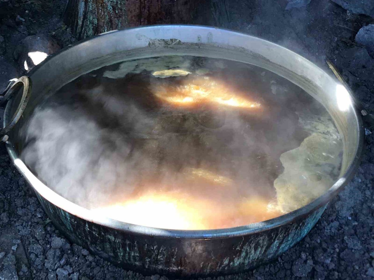 Bin rakımlı köyde dut pekmezi geleneksel yöntemlerle hazırlanıyor