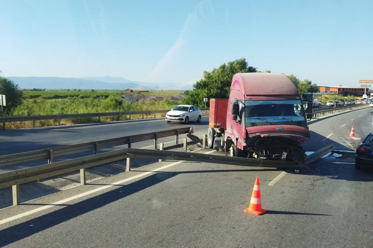 Tır refüje çarpıp, karşı şeride geçti: 1 yaralı