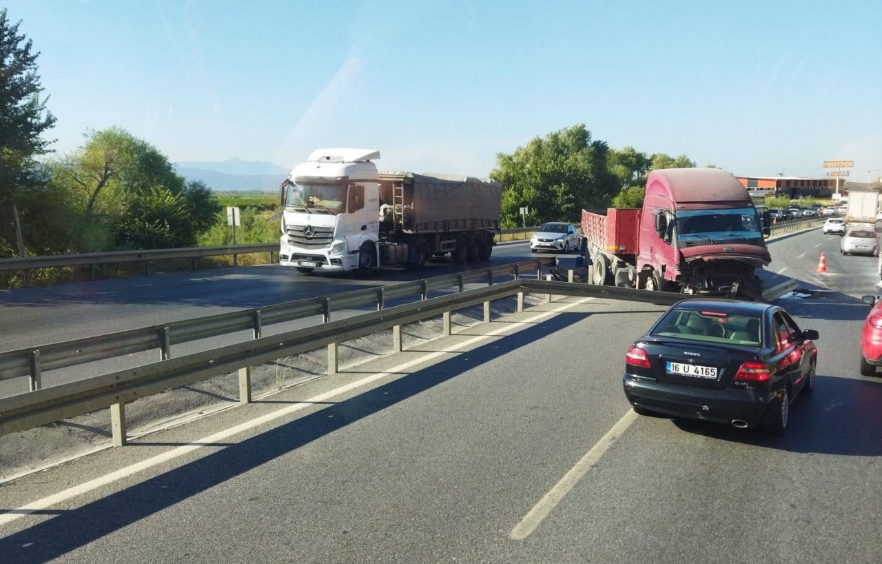 Tır refüje çarpıp, karşı şeride geçti: 1 yaralı