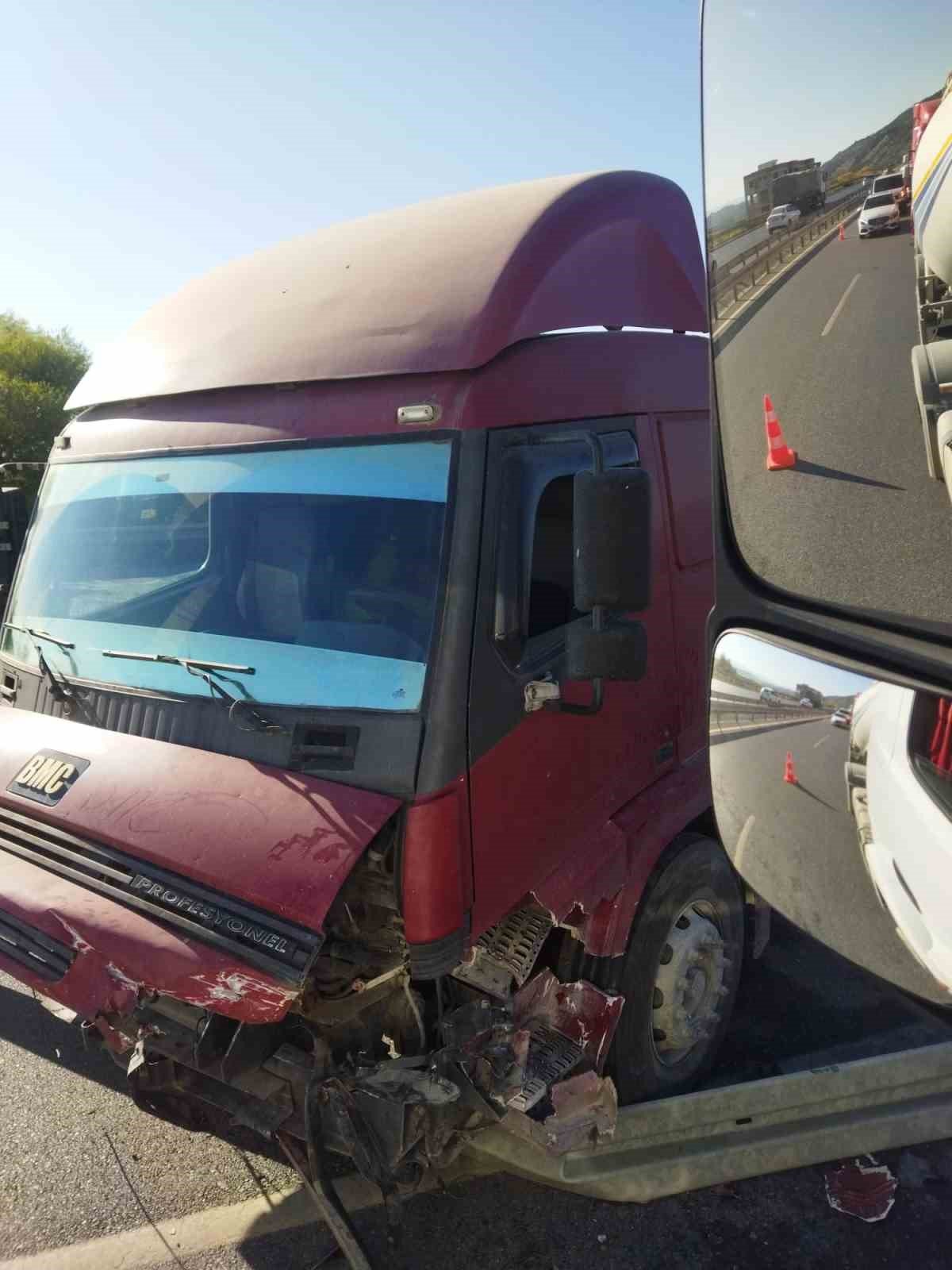 Tır refüje çarpıp, karşı şeride geçti: 1 yaralı