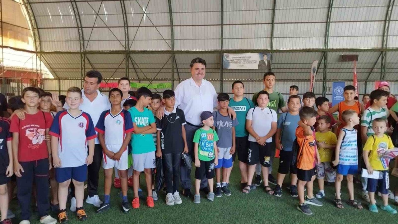 Havran’da yaz spor okullarında sporculara forma ve malzeme dağıtımı yapıldı