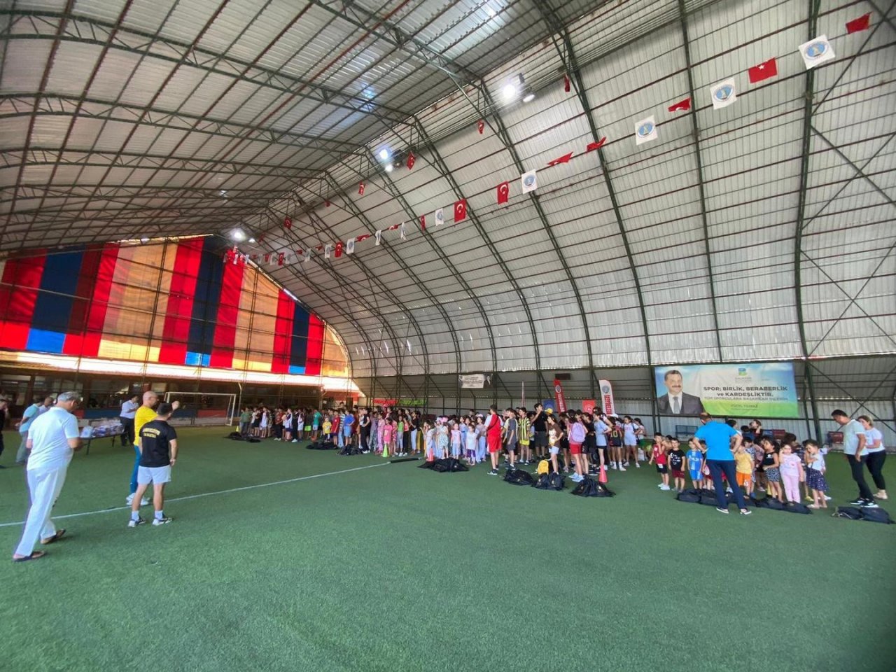 Havran’da yaz spor okullarında sporculara forma ve malzeme dağıtımı yapıldı