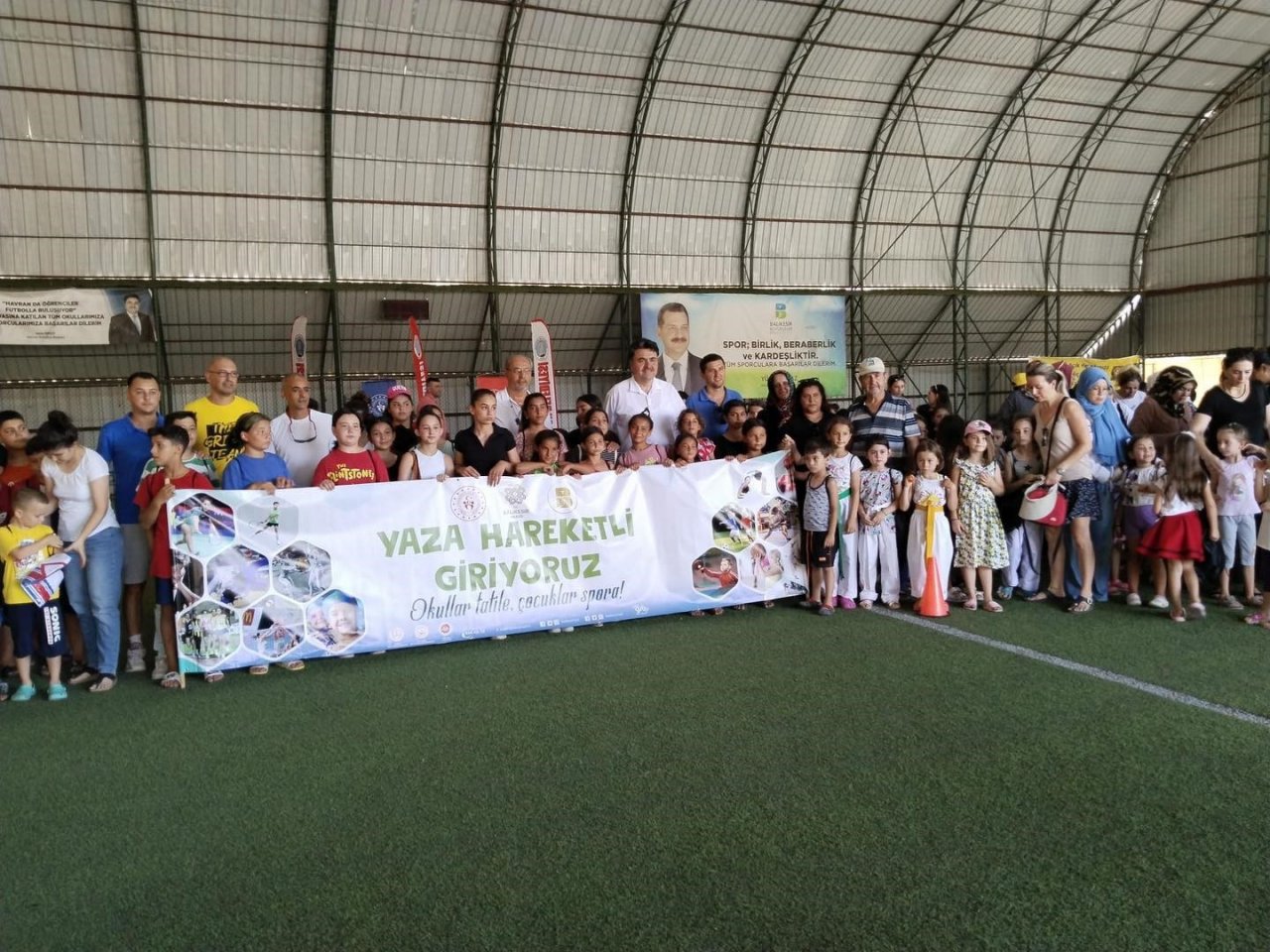 Havran’da yaz spor okullarında sporculara forma ve malzeme dağıtımı yapıldı