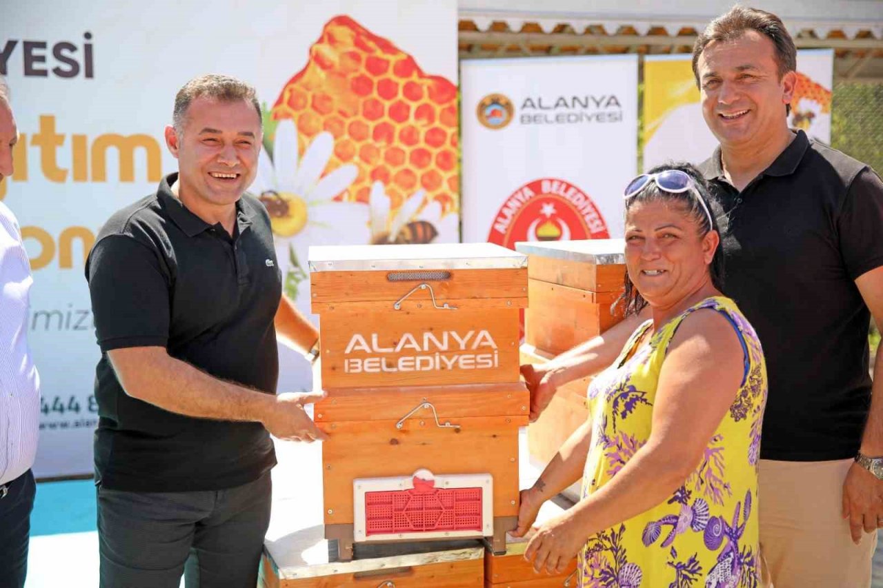 Başkan Yücel’den arı üreticilerine kovan desteği