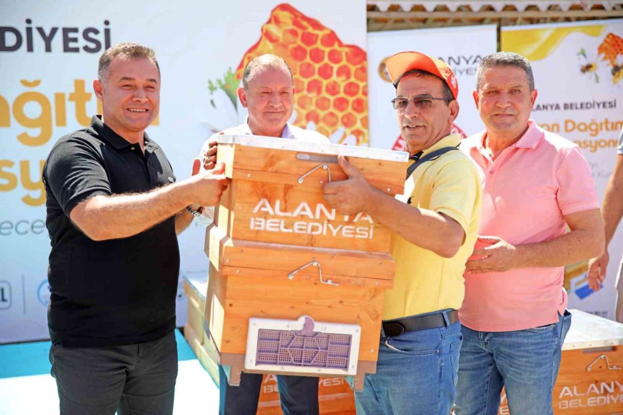 Başkan Yücel’den arı üreticilerine kovan desteği