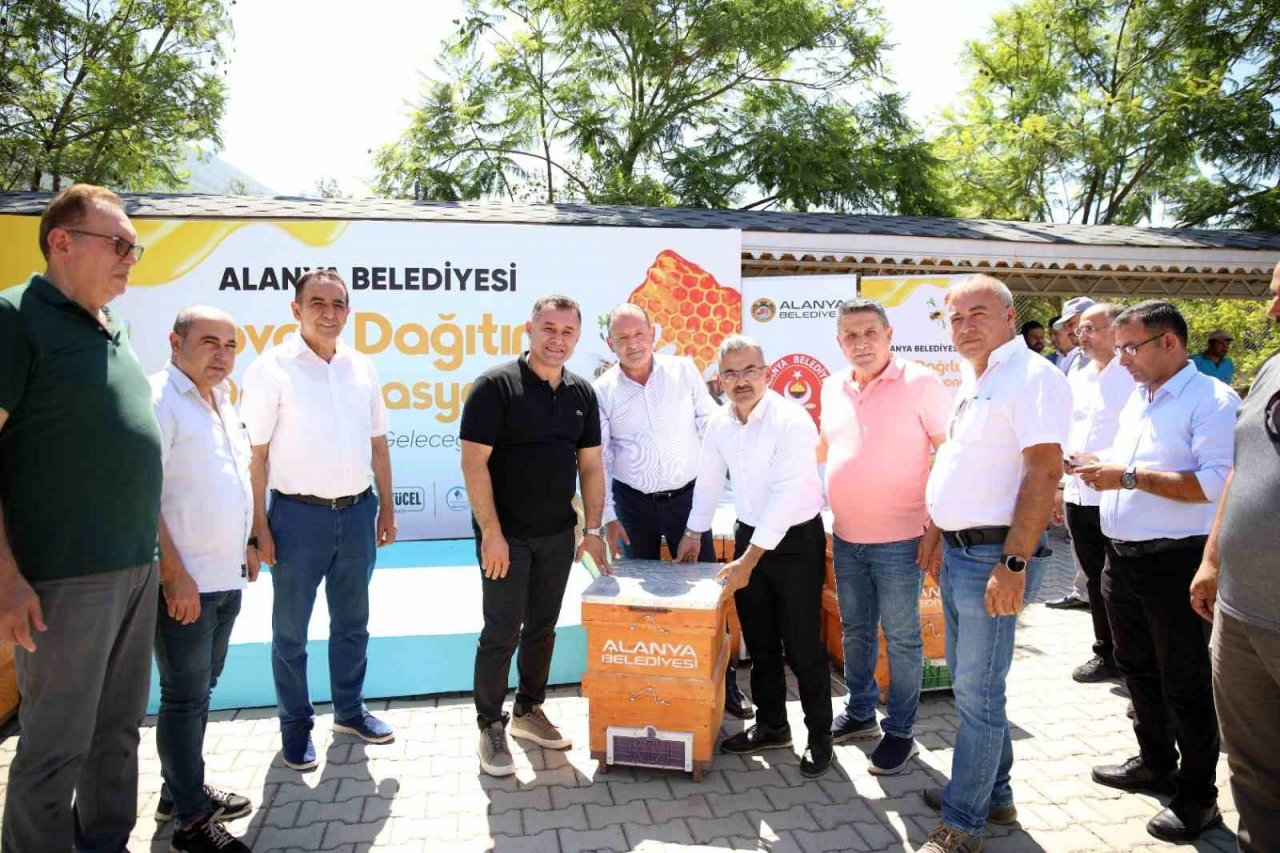 Başkan Yücel’den arı üreticilerine kovan desteği