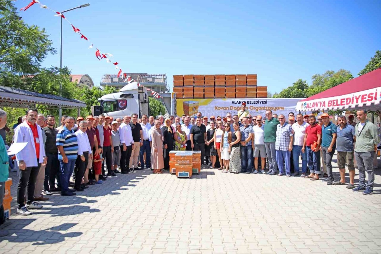 Başkan Yücel’den arı üreticilerine kovan desteği