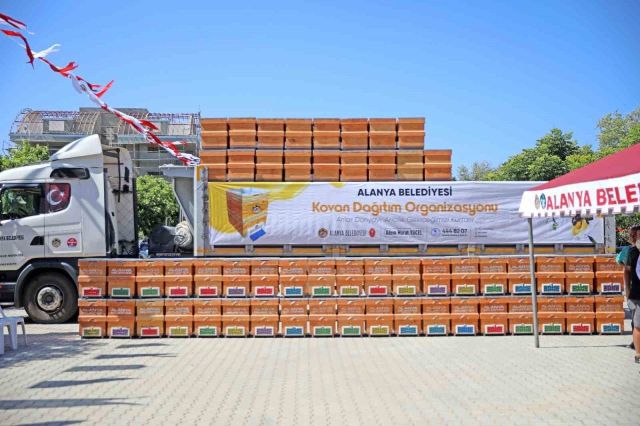 Başkan Yücel’den arı üreticilerine kovan desteği