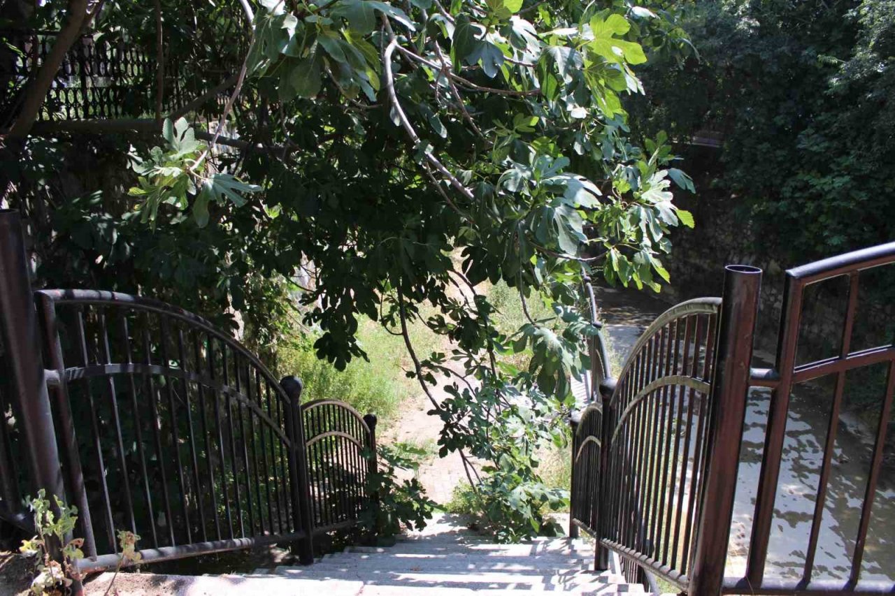 Bakımsız kalan Pınarbaşı alt yolu harabeye döndü