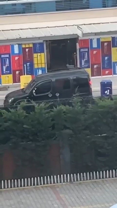 Kova kova tekel bayisini soydular, güvenlik kamerasına takıldılar