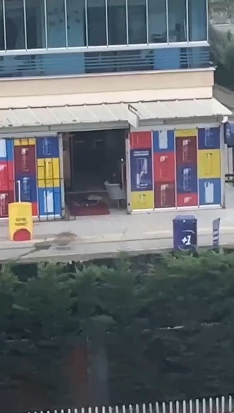 Kova kova tekel bayisini soydular, güvenlik kamerasına takıldılar