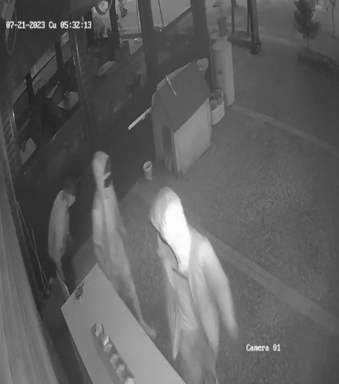 Kova kova tekel bayisini soydular, güvenlik kamerasına takıldılar