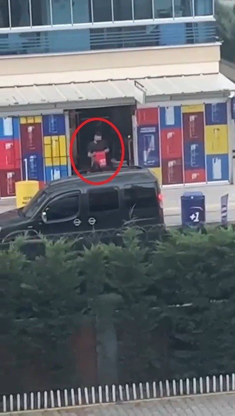 Kova kova tekel bayisini soydular, güvenlik kamerasına takıldılar