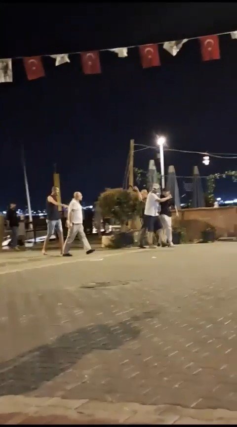 Kavga eden gencin kafasında bira şişesini böyle patlattı