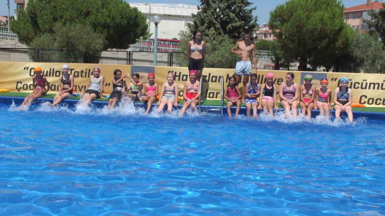 Balıkesir’de havuzlar çocuklarla şenlendi
