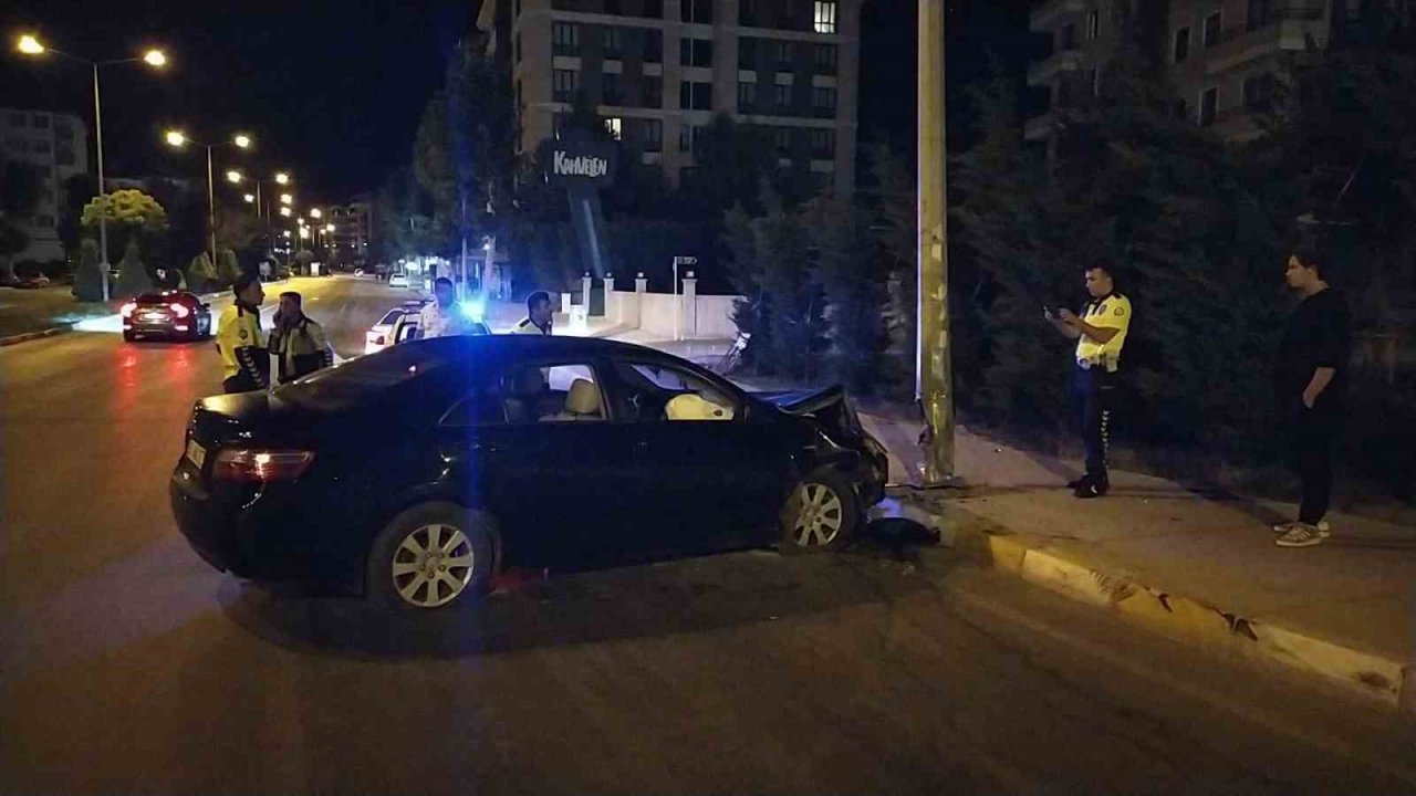 Kaza yaptı, aracı bırakarak kaçtı