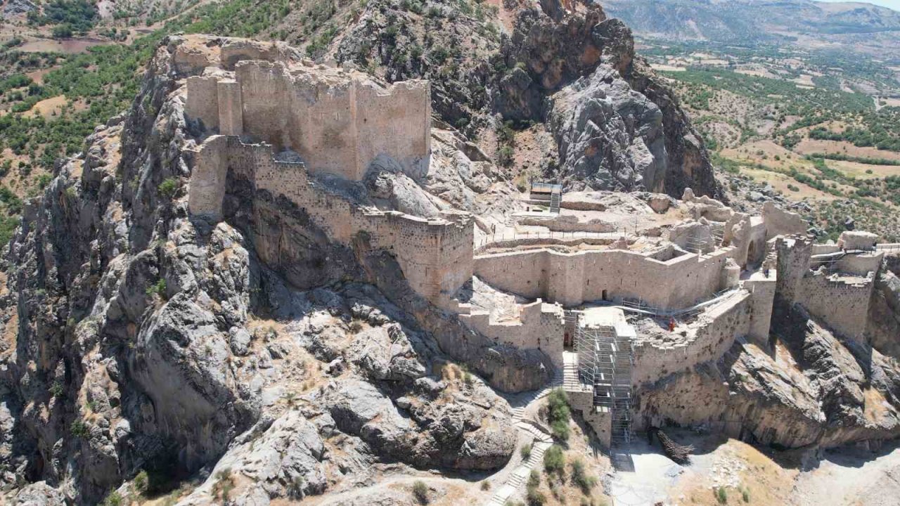 Depremde hasar gören Yeni Kale’de restorasyon başladı