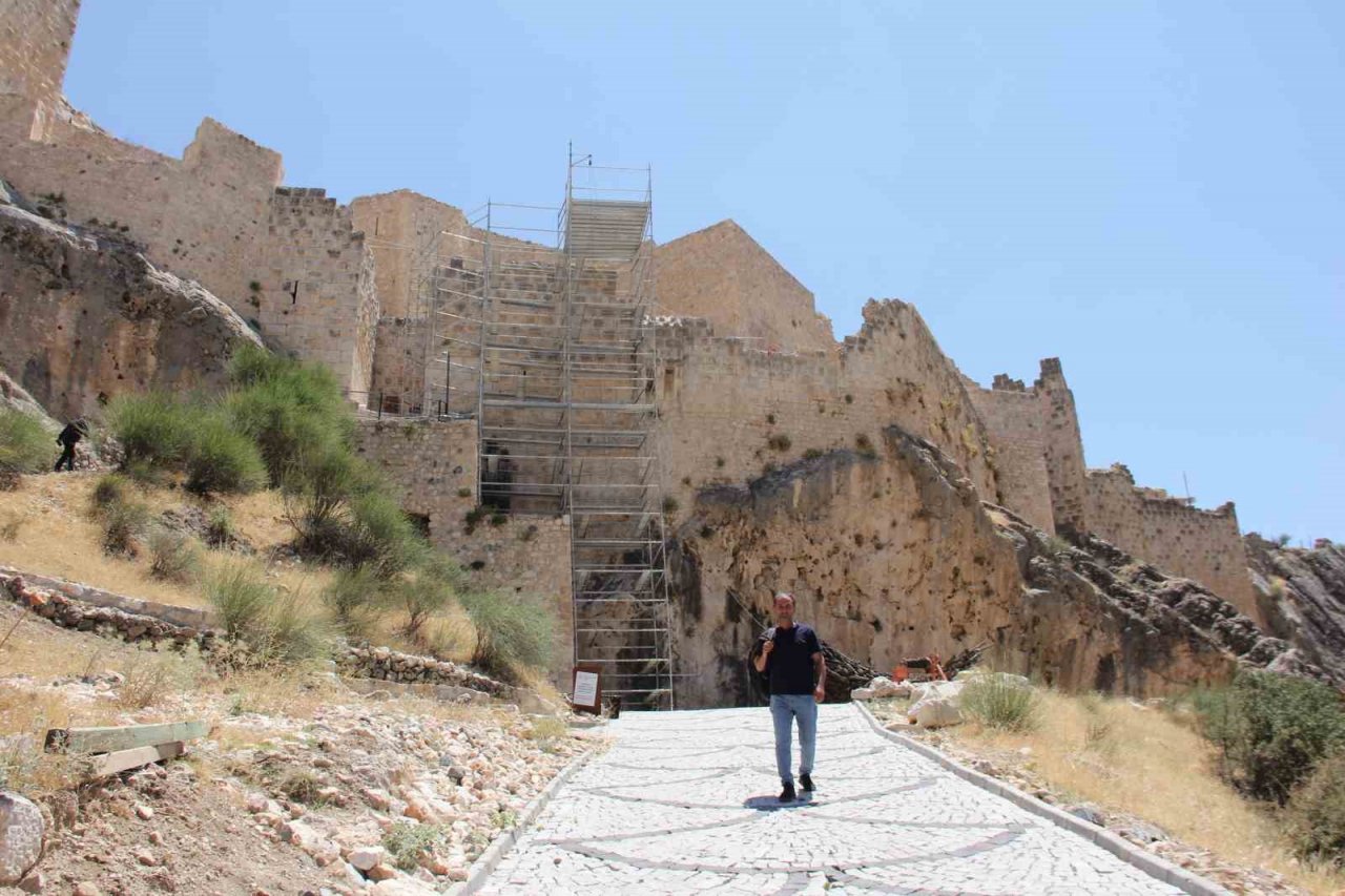 Depremde hasar gören Yeni Kale’de restorasyon başladı