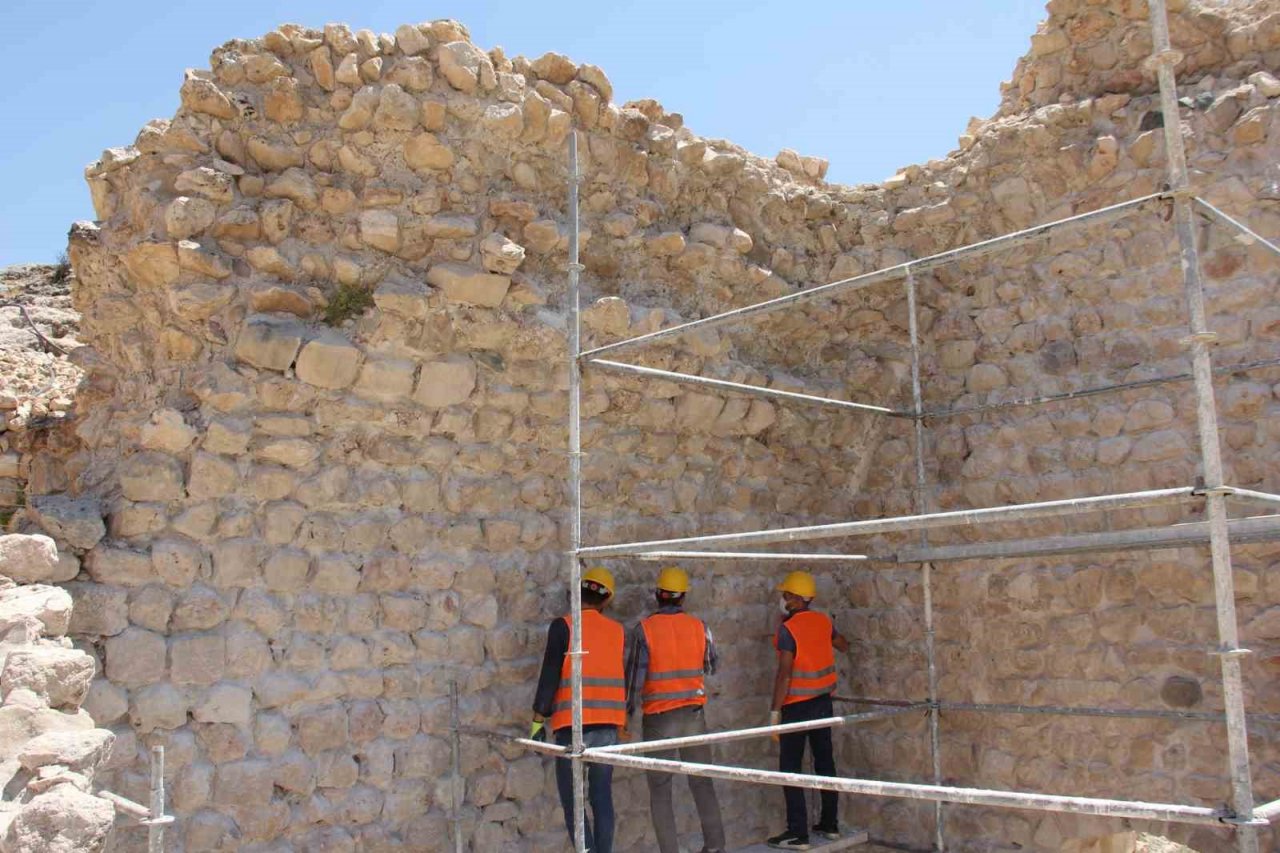 Depremde hasar gören Yeni Kale’de restorasyon başladı