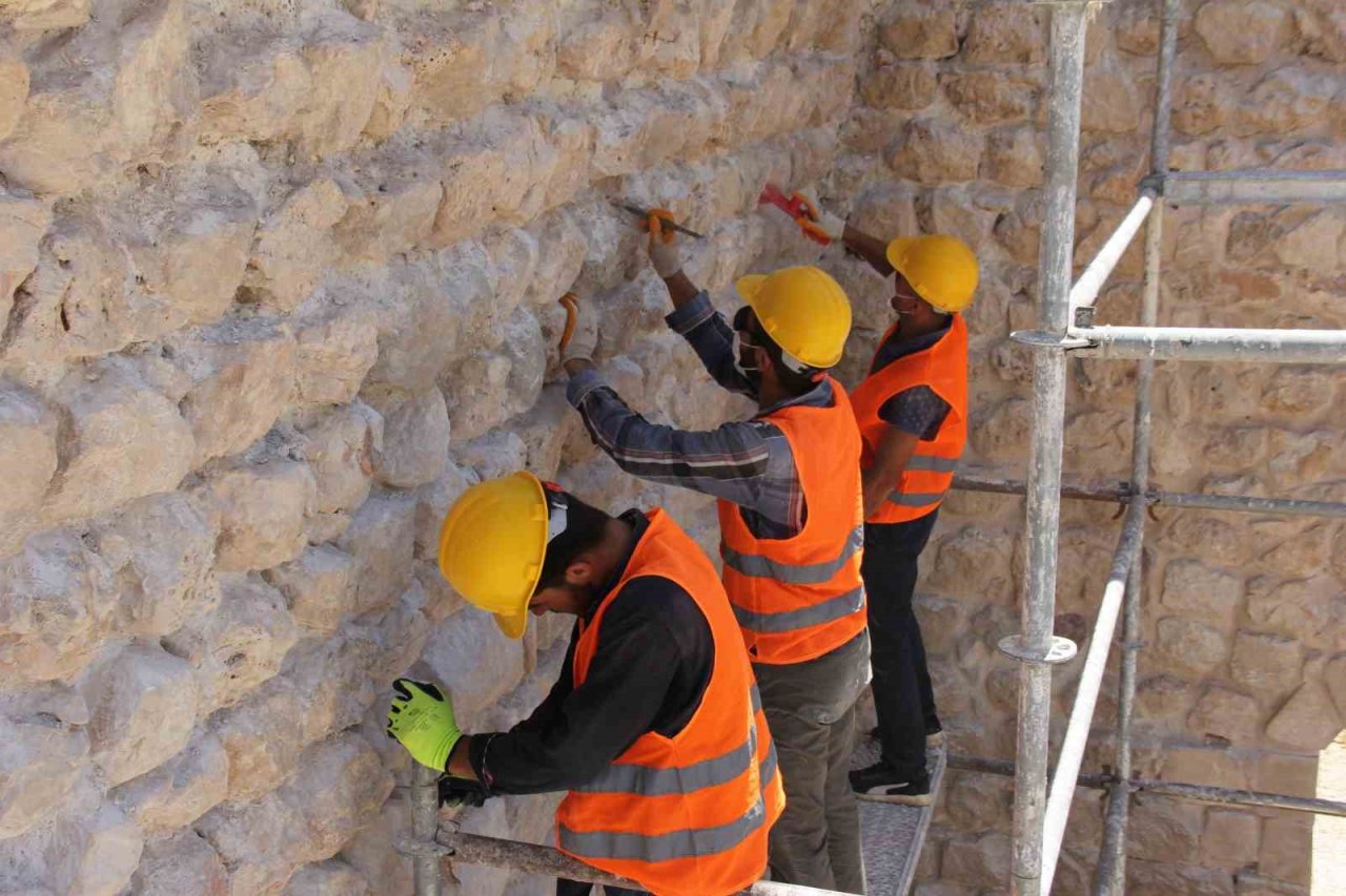 Depremde hasar gören Yeni Kale’de restorasyon başladı