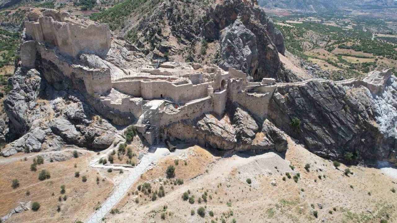 Depremde hasar gören Yeni Kale’de restorasyon başladı