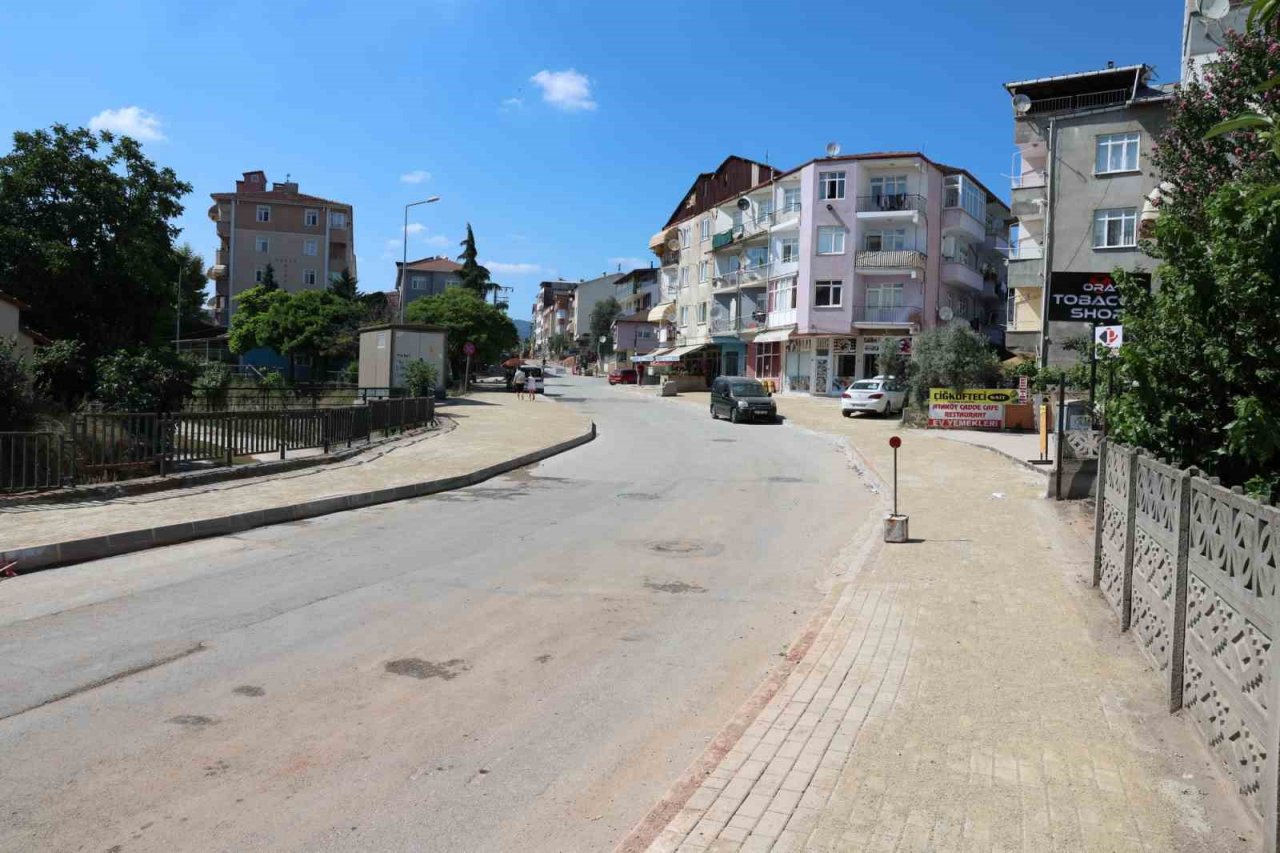 Derince’de kaldırım düzenlemeleri yapılıyor