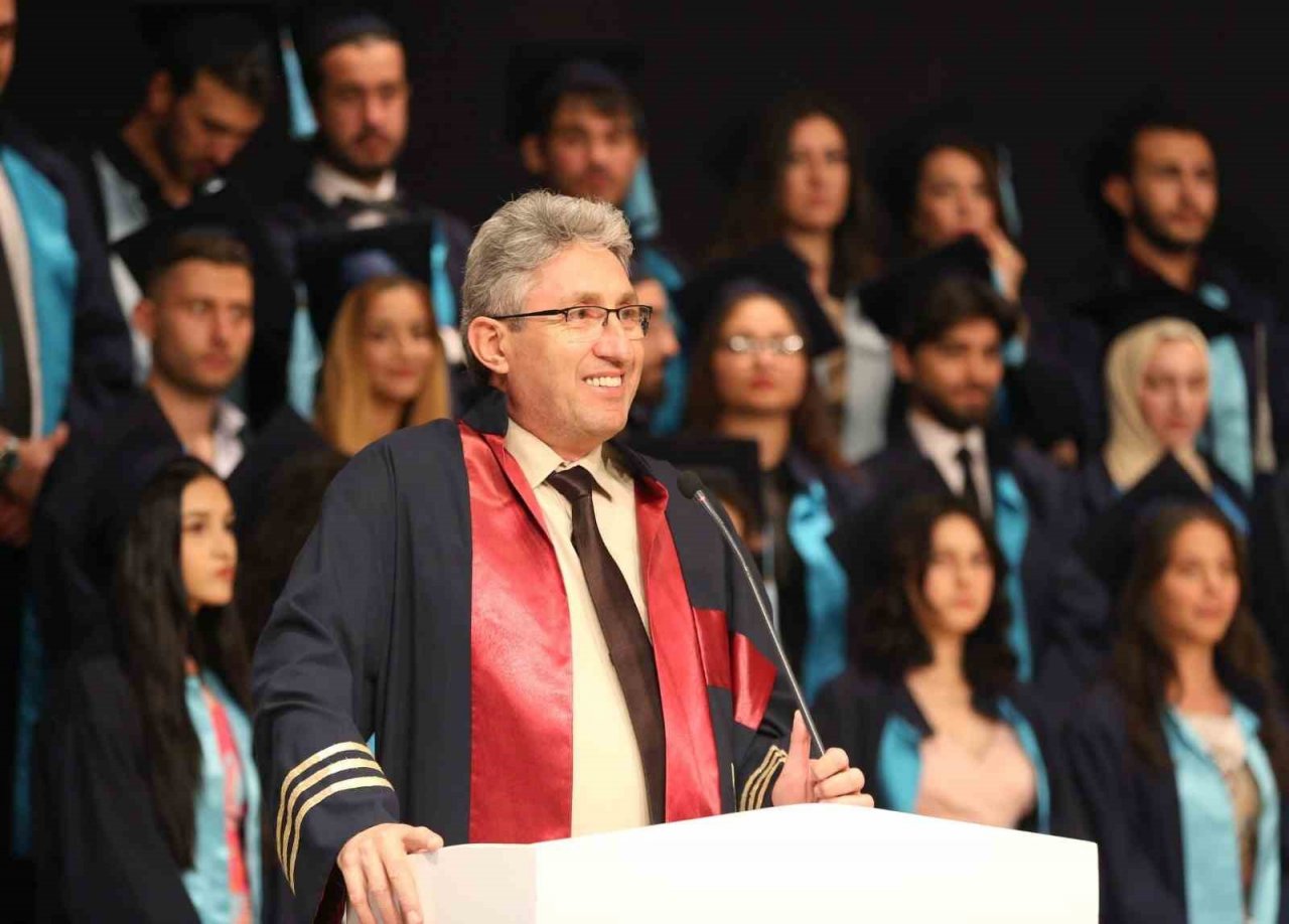 ERÜ Güzel Sanatlar Fakültesi’nde mezuniyet sevinci