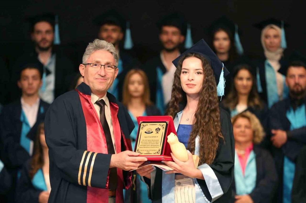 ERÜ Güzel Sanatlar Fakültesi’nde mezuniyet sevinci