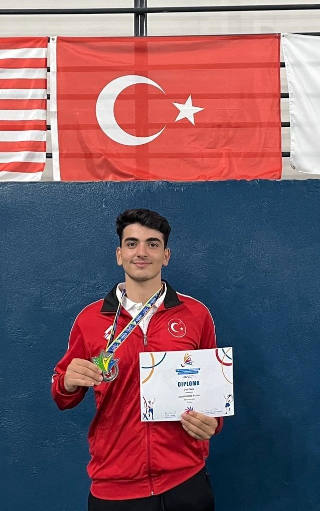 Furkan Büyükgöze’den İşitme Engelliler Badminton Dünya Şampiyonası’nda bir ilk
