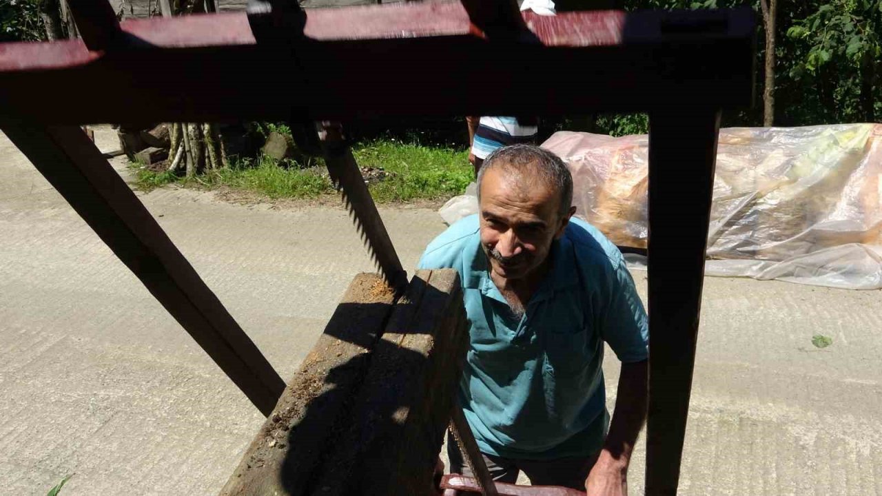 Unutulan meslek olan hızarcılığı yaşatıyor