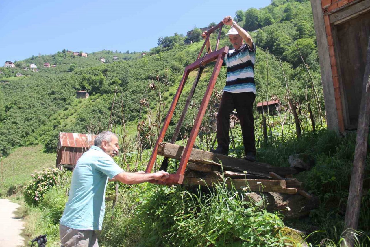 Unutulan meslek olan hızarcılığı yaşatıyor