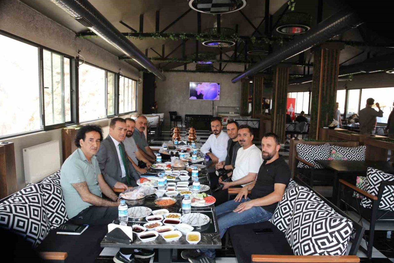 Vali Akbıyık, gazetecilerle bir araya geldi