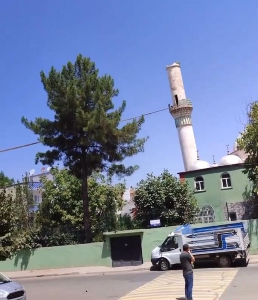 Batman’da cami minaresi kontrollü olarak yıkıldı
